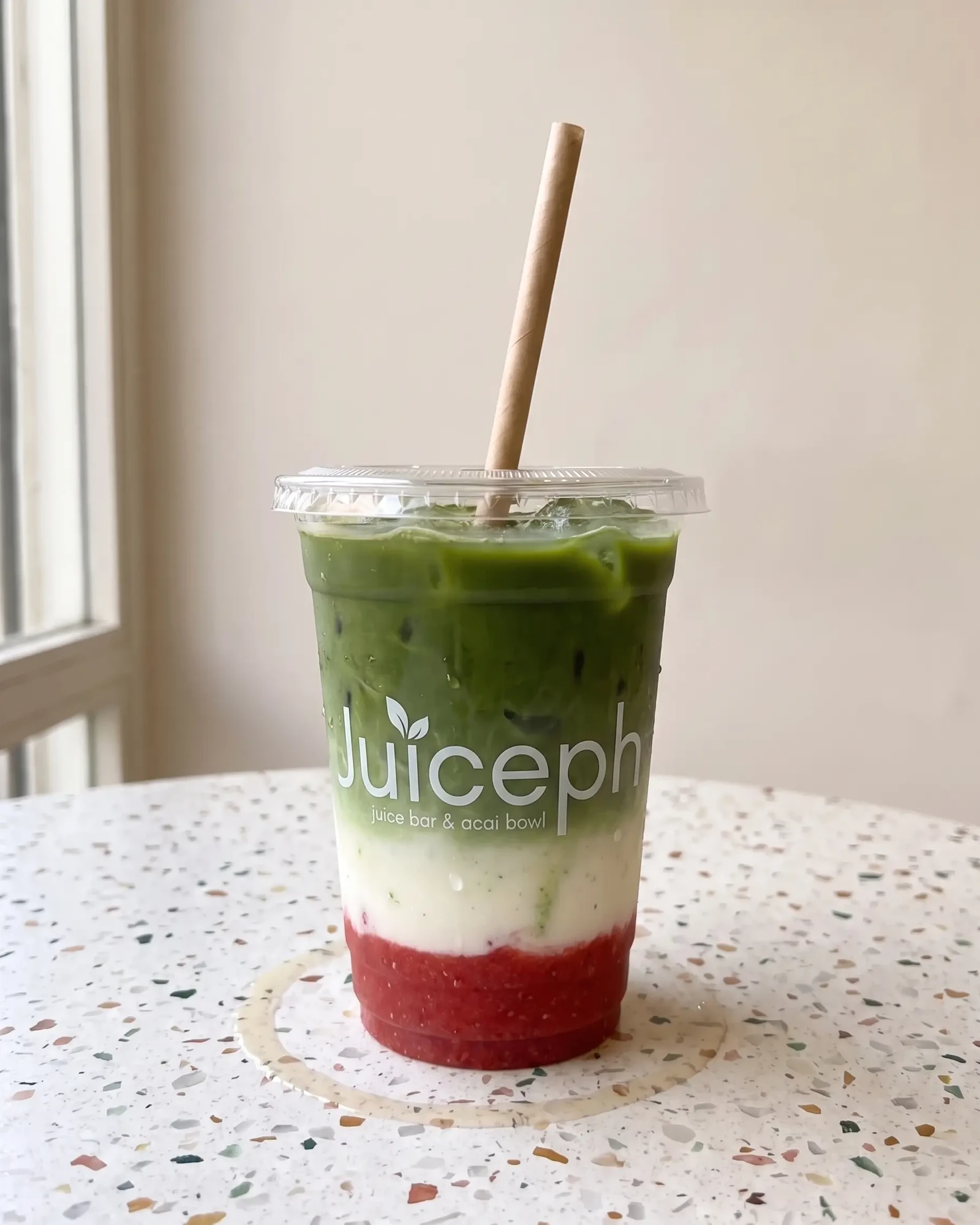 מאצ׳ה תות של JUICEPH: מאצ׳ה ירוקה מעל חלב ופירה תות בכוס שקופה